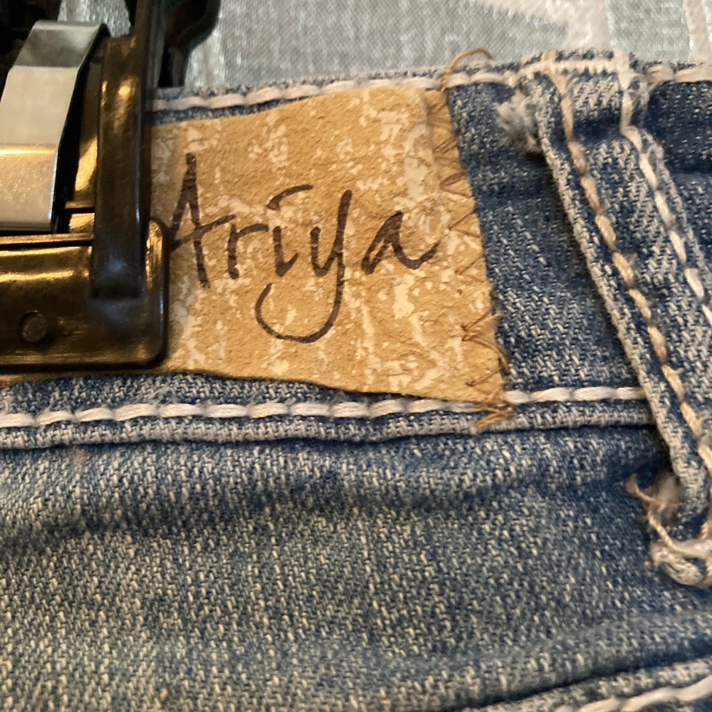 Ariya Jeans - Picture 3 of 4